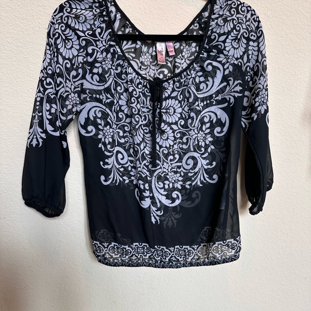 Gray and White Relaxed Graphic Blouse with 3/4 Sleeves